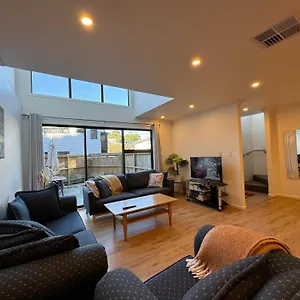  Holiday home No Party Allowed, Entire Brand New 3 Bedroom Townhouse, Free Unlimited Fibre Wifi And Free Parking